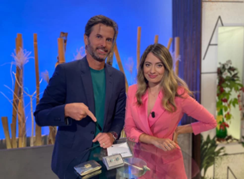 Juraj Liška se smaragdem ve studiu pořadu České televize Sama doma